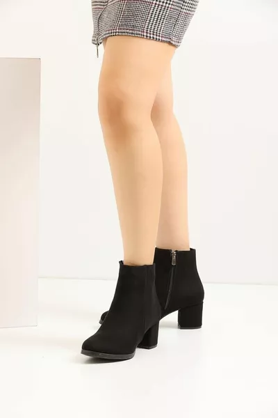 Stivali corti con tacco piatto in pelle scamosciata nera da donna