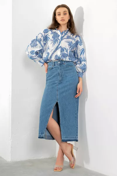 Женская длинная джинсовая юбка синего цвета с завышенной талией и глубоким разрезом