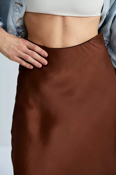 Verev Viscose Satijn Stof Midi Lengte Rok -bruin