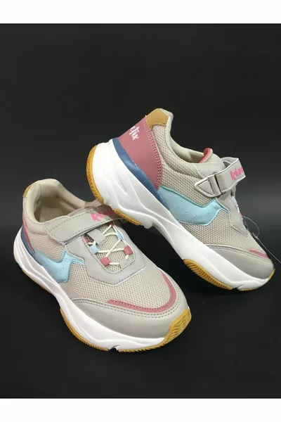 أحذية رياضية ملونة للأطفال