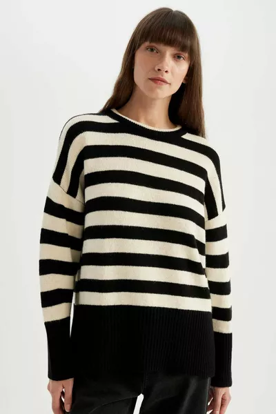 Oversized Loose-Fit Striped Knit Sweater with Side Slits and Crew Neck WN
