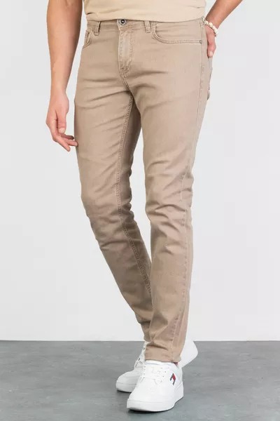 جينز رجالي بقصة ضيقة من جيف باللون البيج مع تفاصيل مرمَّاة وقماش مطاطي