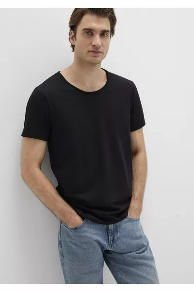 Schwarzes T-Shirt mit Kragen, Figurbetont / Enganliegender Schnitt 