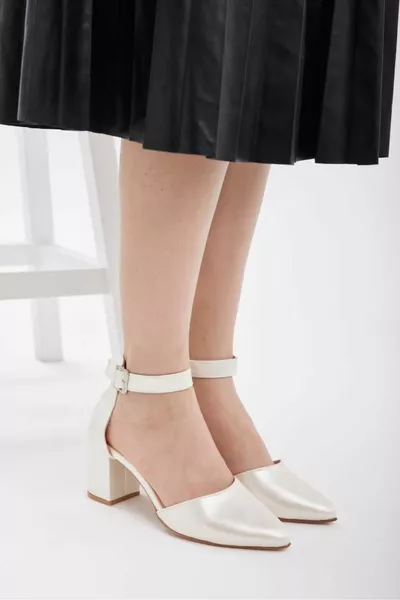 حذاء بكعب عال للسيدات مع رباط حول الكاحل