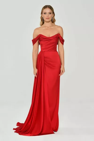 Satijnen lange avondjurk met zijsplit