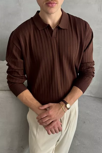 كنزة من صوف رجالية بياقة بولو، مصممة بأكمام واسعة ونمط مخرم