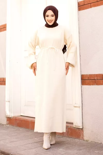 فستان طويل منسوج بياقة منخفضة وحزام خصر مربوط  بيج