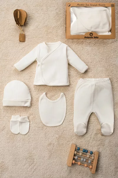 طقم خروج من المستشفى من القطن العضوي ٥ قطع بلون سادة في صندوق