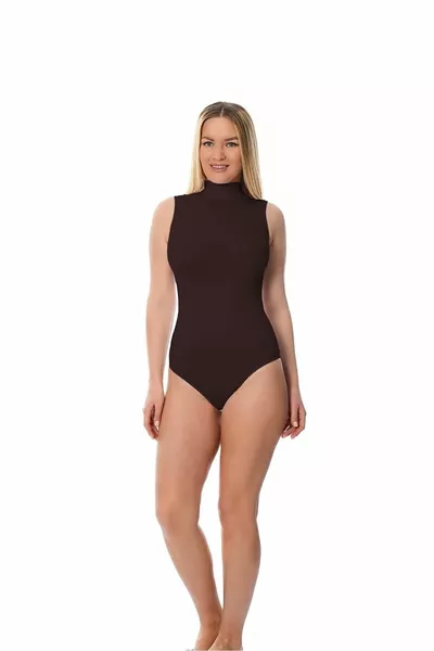 بلوزة بأكمام قصيرة صفرية وياقة نصف سلحفاة مع أزرار مضغوطة