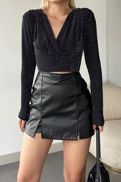 بلوزة نسائية سوداء بياقة متقاطعة وبريق قصيرة 