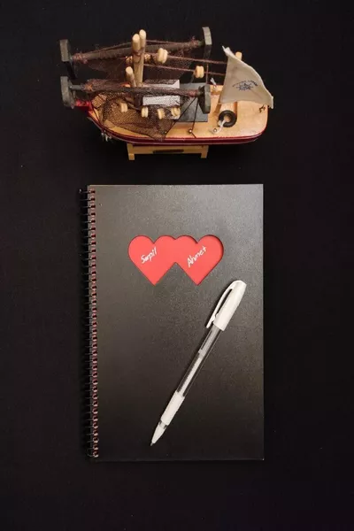 دفتر مذكرات بأوراق سوداء، غطاء خشبي على شكل قلب، ألبوم صور،  ورقة، ورق  غرام