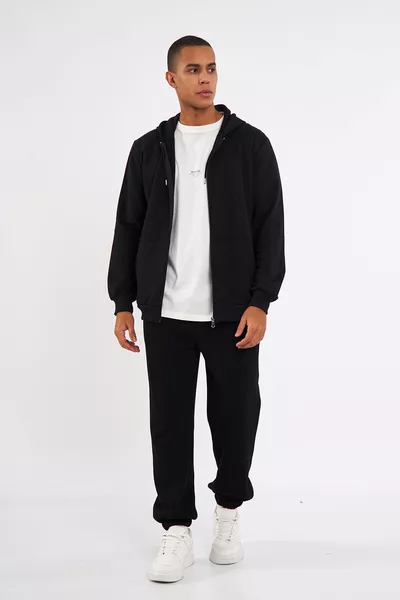 سويت شيرت رجالي بسحّاب مع كابيشون وجيوب على شكل كنغر باللون الأسود داخله من القطن