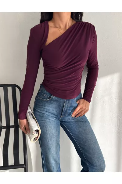 بلوزة نسائية بلون البرقوق بياقة على شكل V وتفاصيل فتحة صدر مزدوجة من قماش ساندى