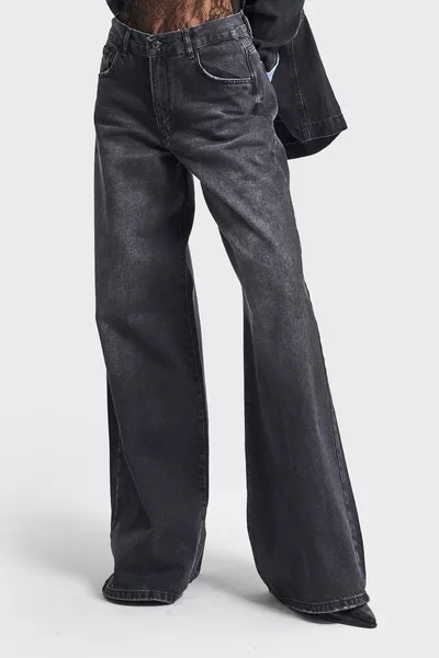 بنطال جينز نسائي بأرجل واسعة من هيرا باللون الرمادي الداكن