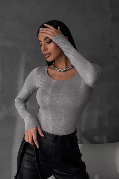 بلوزة نسائية رمادية فاتحة بياقة أميرية