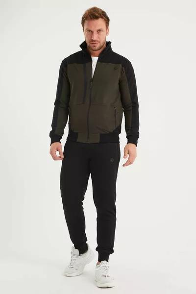 طقم رياضي رجالي بياقة عالية باللون الأخضر الزيتوني