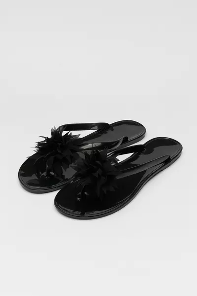 صندل صيفي يومي للشاطئ بطبعة زهور سوداء على شكل الجل