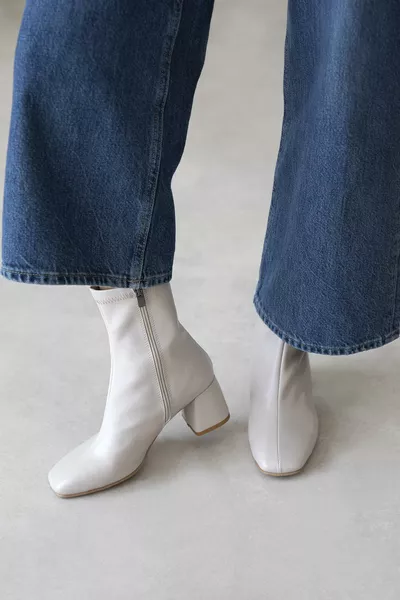 لوكاس حذاء نسائي من الجلد بتصميم مربع باللون البيج