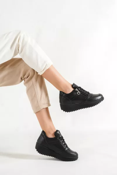 Дамски черни спортни обувки от кожа с цип 