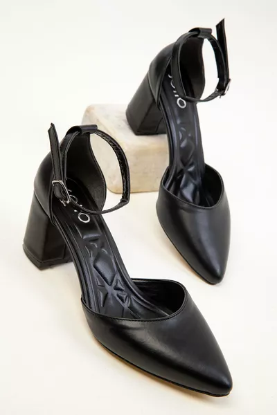 حذاء نسائي كلاسيكي بكعب عالٍ أسود 