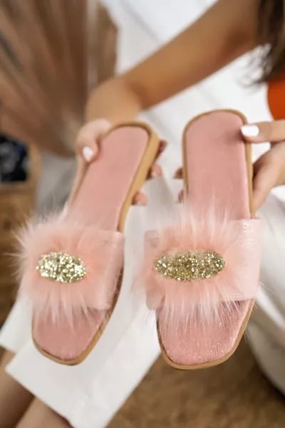 شبشب نسائي أنيق يومي منزلي باللون الوردي مزخرف بالفرو والحجارة مناسب للعروس والضيوف وللهدايا