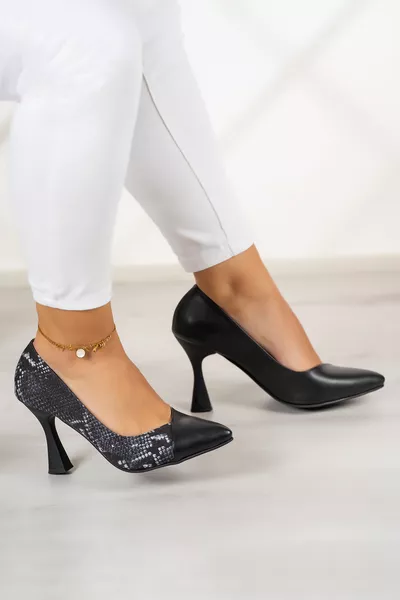 حذاء كعب عالي Jatqılı Plus باللون الأسود بنقشة الثعبان