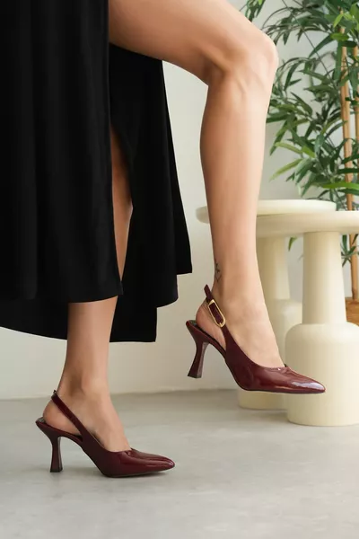 حذاء نسائي بكعب عالي مدبب بلون خمري وبقفل