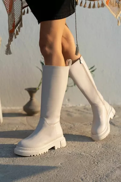 حذاء نسائي طويل باللون الكريم