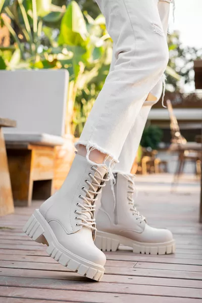 حذاء نسائي شتوي مريح مزود بكعب داخلي تقويمي وفراء داخلي مقاوم للماء وغير قابل للانزلاق بنعل مطاطي مضمون باللون البيج