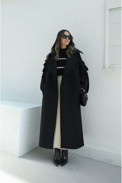 معطف كاشيه أسود هيلدا بأكمام جيوب وتفاصيل