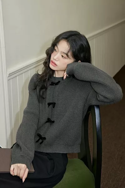 كنزة نسائية أنثراسايت برقبة دائرية مع تفاصيل فيونكة، كنزة مزينة بشريط