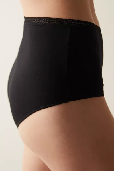 سروال داخلي أسود عالي الخصر بحافة قطنية سهلة