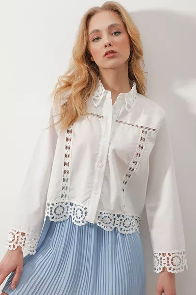 قميص نسائي قصير منسوج مخرم وتطريز دانتيل أبيض 