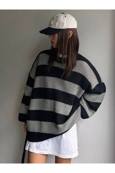 كنزة صوفية رمادية مخططة oversized للنساء