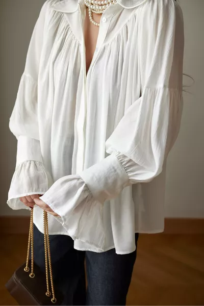 قميص بتفاصيل تيجان بيضاء وأكمام