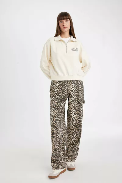 سويت شيرت سميك بياقة عالية ونصف سحاب ومطبوع بمقاس عادي AU