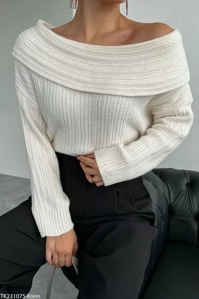 كنزة نسائية بياقة دائرية مفتوحة الكتف مع تفاصيل مطوية وتفاصيل مضلعة