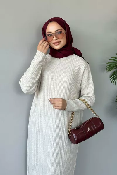 فستان تريكو مضلع بلون عاجي