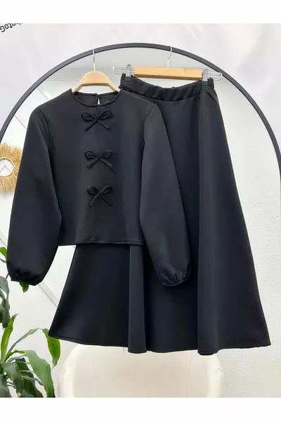 طقم بتنورة مع تفاصيل فيونكة