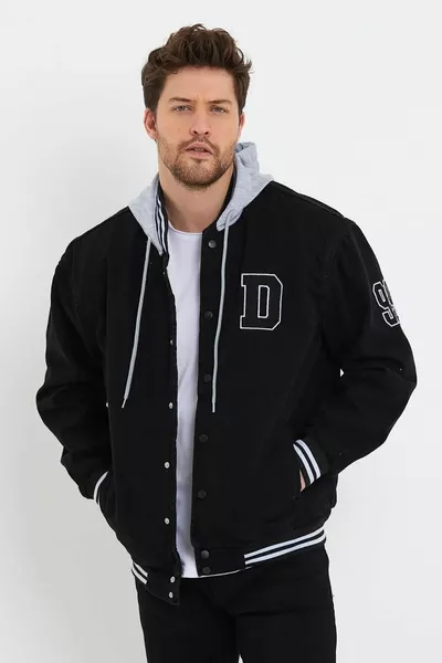 جاكيت كولج أسود بغطاء رأس مبطن بالفرو