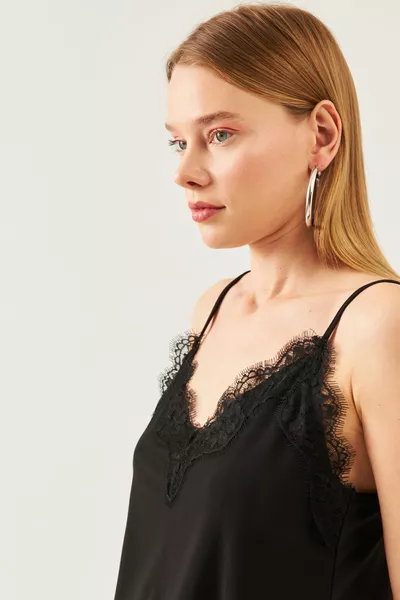 Blusa donna con pizzo e spalline sottili nere