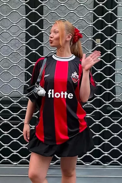 Kitty FORMA Dragon Джърси Бяла V-образна Тениска Червено Черно райе Джърси Hello Kitty & Flotte