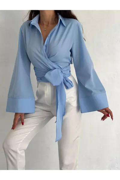 Camicia da donna blu con maniche spagnole, cintura in vita e allacciatura