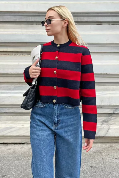 Червена дамска жилетка с дебели райета