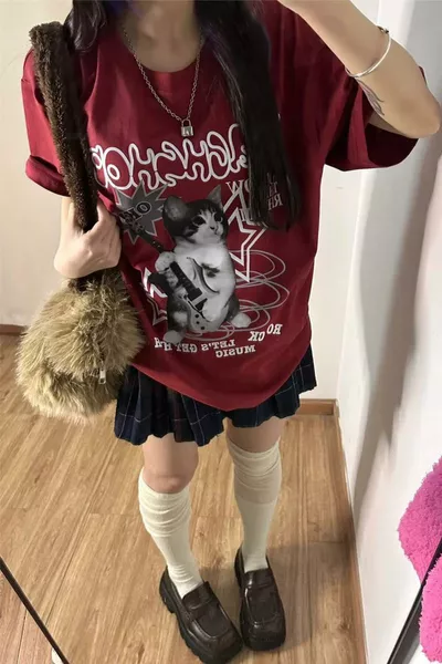 Bordeauxkleurig T-shirt voor iedereen met spelende gitaarkat