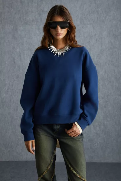 كنزة سويت شيرت نسائية من قماش عضوي قطني سميك من الداخل بثلاث خيوط من Vaneltına، بأكمام واسعة وياقة دائرية باللون الأزرق الغامق