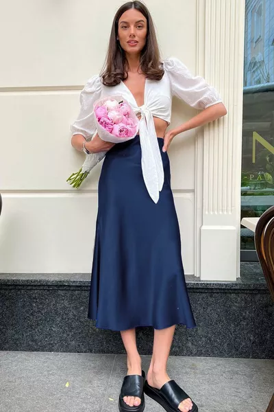 تنورة ساتان طويلة أساسية باللون الكحلي 