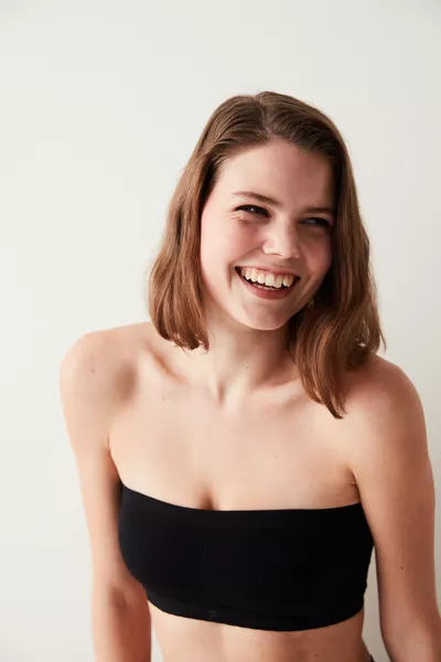 Черен основен сутиен без банели с презрамки