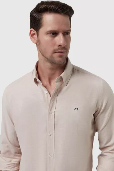 قميص قطن بيجي من Ds Damat بتصميم ضيق وياقة بأزرار، سهل الكي مع تفاصيل تطريز