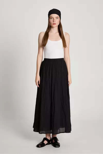 تنورة طويلة مبطنة من قماش الفيول الأسود للنساء مكرمشة 